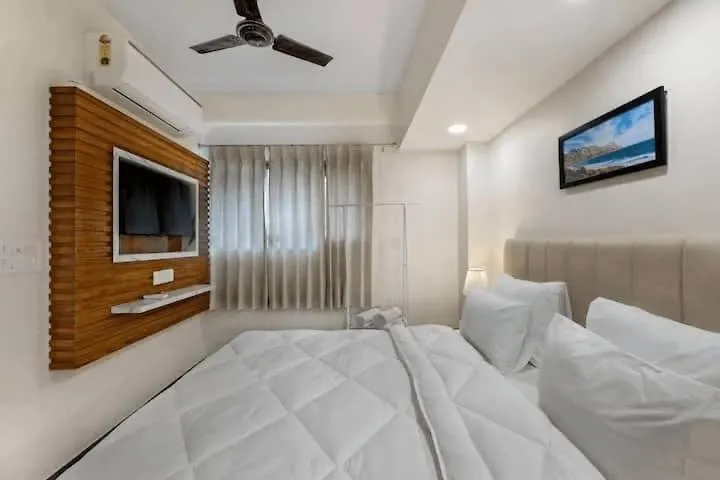 Tranquil Studio Apartment 구르가온